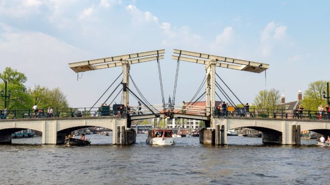 amsterdam-3350566_1920 en bild på Magere Brug