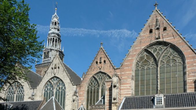 Bilden föreställer Oude Kerk eller Gamla Kyrkan